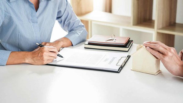 Trouvez votre maison avec caroline harbec, experte à saint-jean